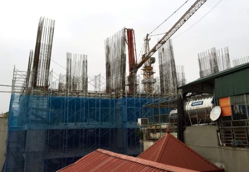 Bảo đảm an toàn cần trục tháp, thiết bị trên cao trong mùa mưa bão